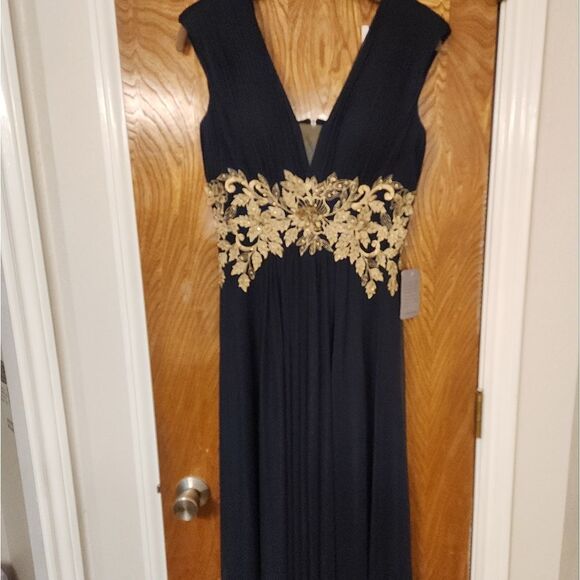 Betsy And Adam V Neck  Embroidered Gown Size 2P NWT - Picture 5 of 11